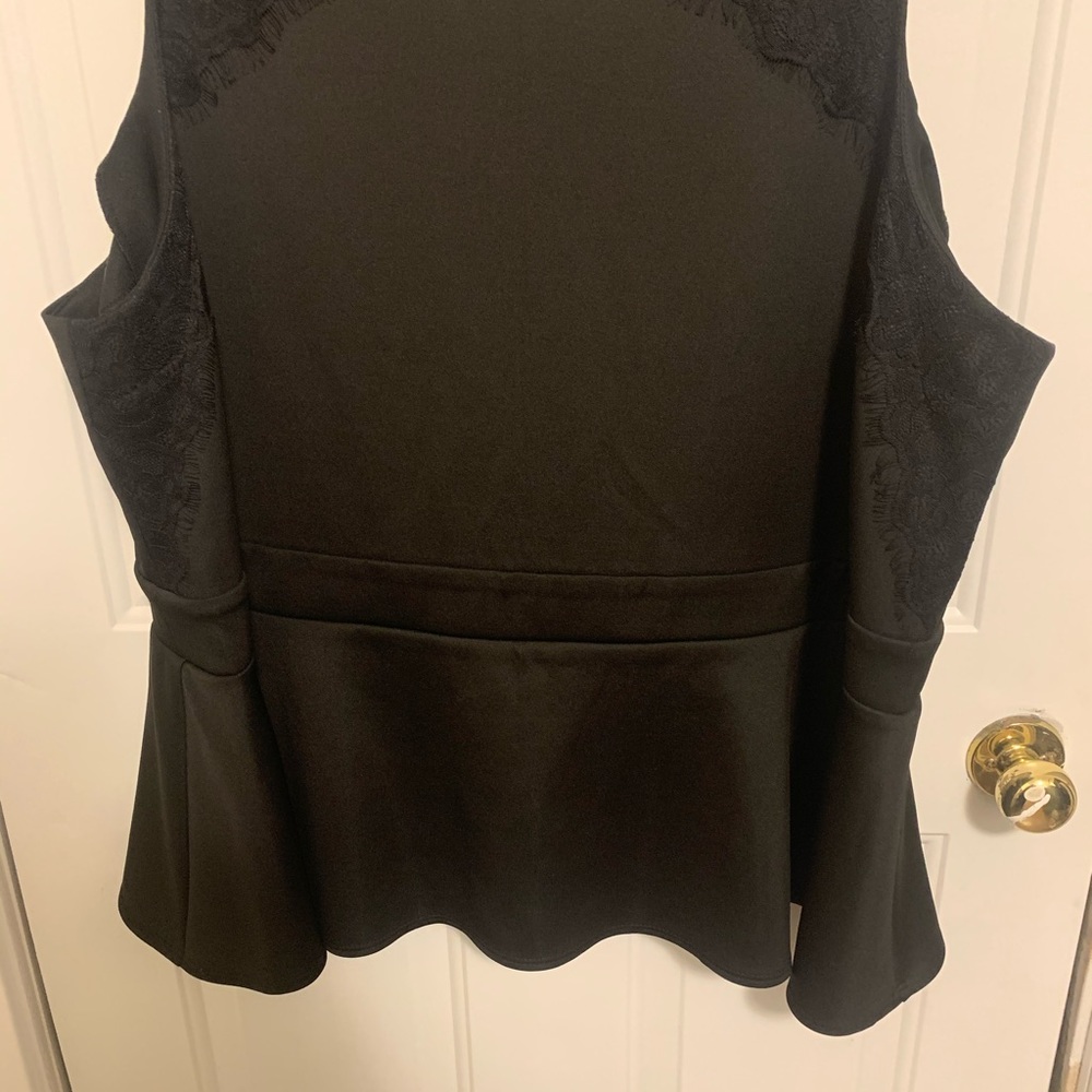 Black Peplum Top w/ Lace Appliqué 4X Additionelle - Picture 6 of 9